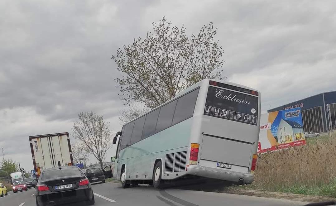 A fost activat planul roşu de intervenţie, la Miroslava. Un microbuz în care se aflau 47 de copii a intrat în coliziune cu un autoturism