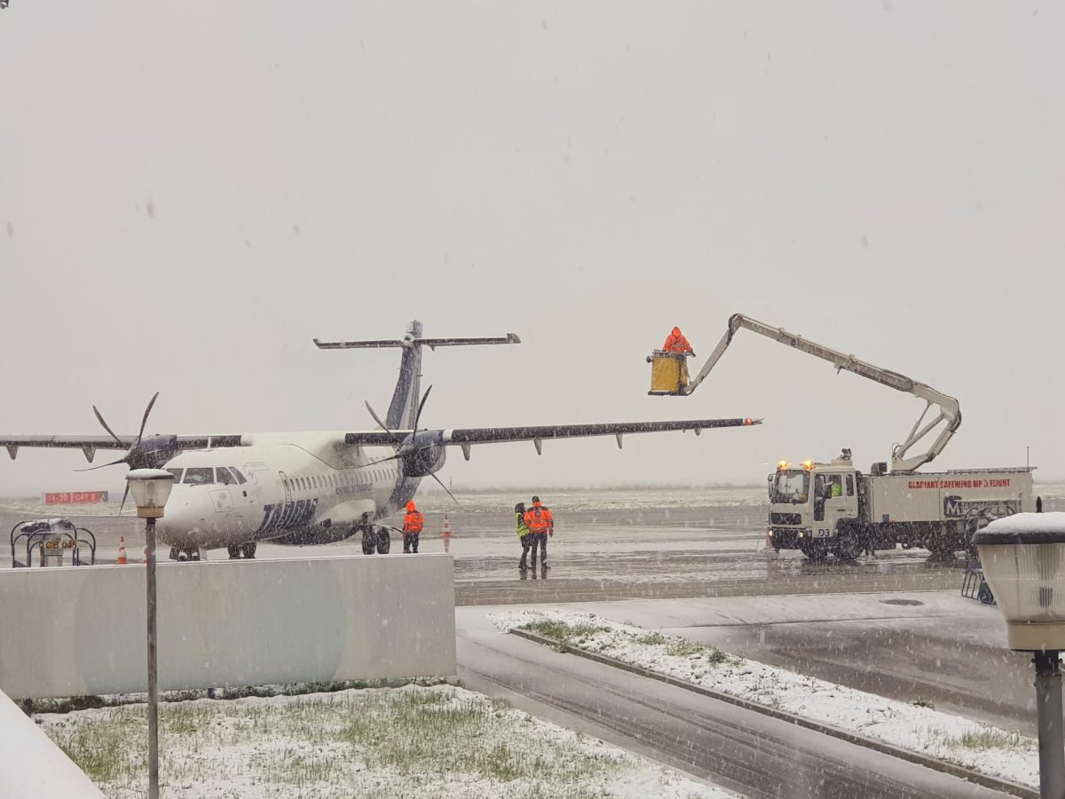 Probleme la Aeroportul Iași! Zboruri afectate și întârzieri din cauza defectării unor echipamente care nu permit operarea aeronavelor în condiţii de vreme rea