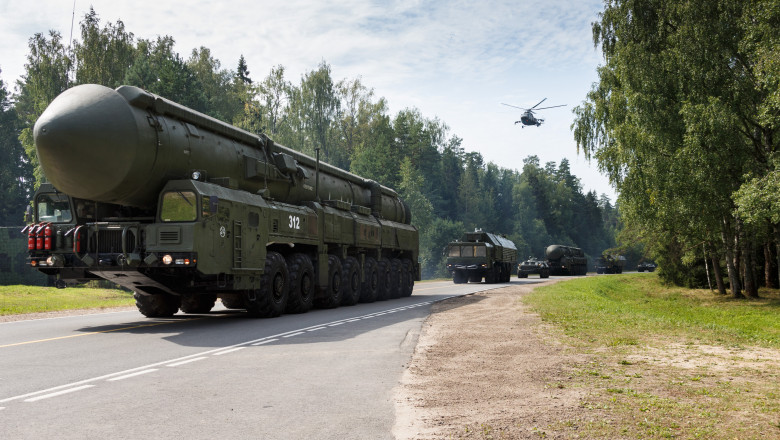 Ambasadorul Rusiei la Minsk afirmă că Moscova va instala arme nucleare tactice mai aproape de granița de vest a Belarus