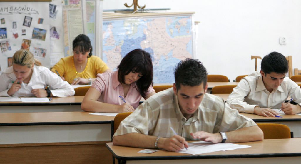 Studenții din Iași se opun mediocrizării examenului de Bacalaureat și critică organizarea dezbaterilor parlamentare „în fugă”