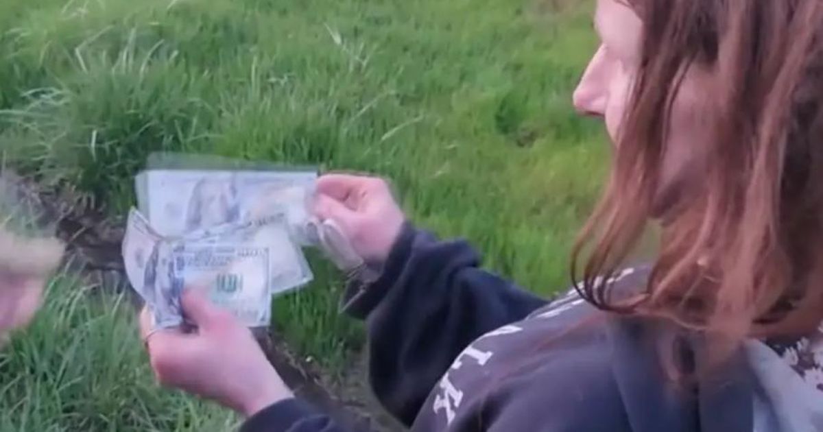 A aruncat 200.000 de dolari pe geamul mașinii și a provocat haos pe o autostradă din SUA