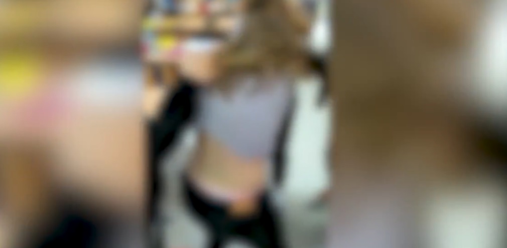 Violența în școli devine o problemă din ce în ce mai mare! Două eleve și-au împărțit pumni și picioare în timpul orei de sport
