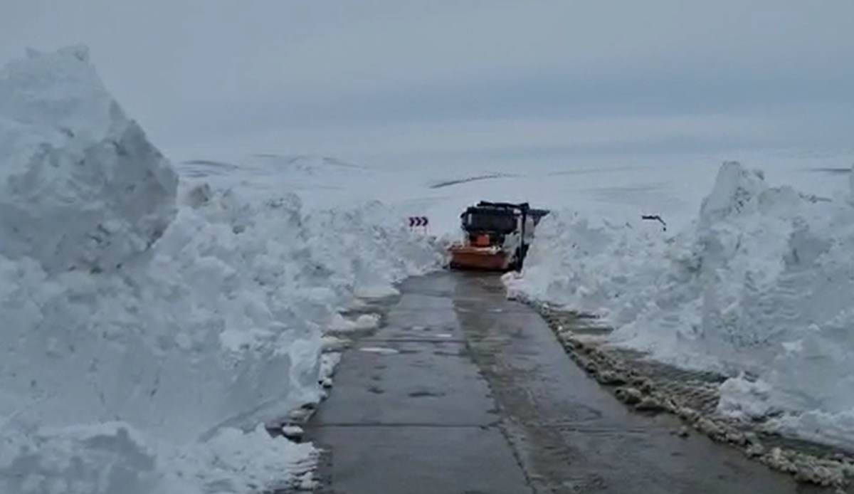 Nămeții de peste un metru dau bătăi de cap șoferilor. În ce localități se continuă lucrările de deszăpezire – VIDEO