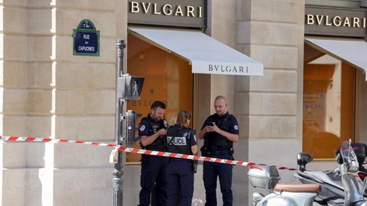Jaf armat la magazinul de bijuterii de lux Bulgari din Place Vendôme, la Paris