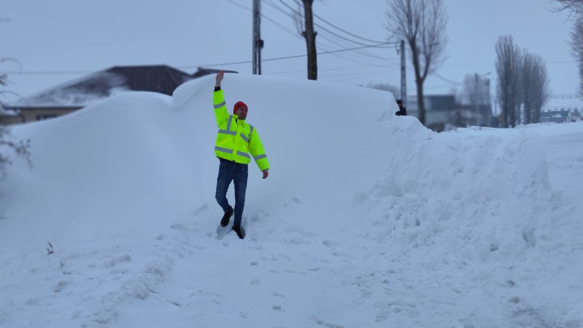 Stratul de zăpadă atinge 3 metri, la Voinești. Acțiunile de deszăpezire continuă în forță, în județ – FOTO