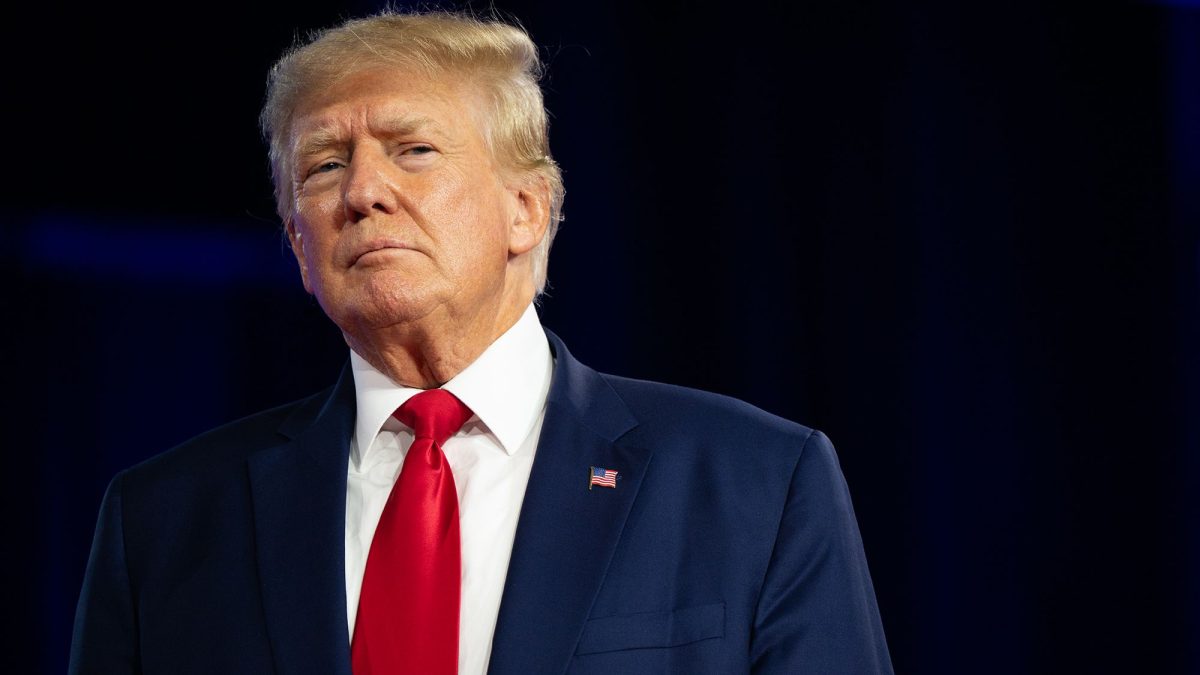 Donald Trump a părăsit Mar-a-Lago și se îndreaptă spre New York. Avocatul lui se așteaptă la un proces „nedureros și elegant”