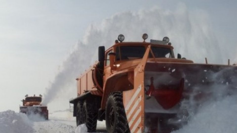 Circulaţia a fost redeschisă pe mai multe porţiuni de drum din judeţul Iaşi. Care sunt acestea şi unde sunt continuate lucrările de deszăpezire