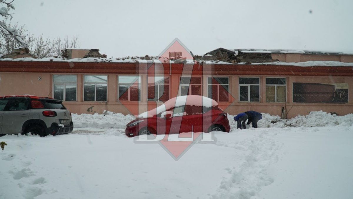 Zăpada face pagube și la UAIC Iaşi! S-a prăbușit tavanul Editurii – FOTO EXCLUSIV