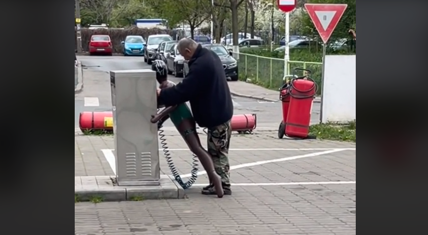 În plină zi, un bărbat și-a umflat păpușa gonflabilă într-o benzinărie din București – VIDEO