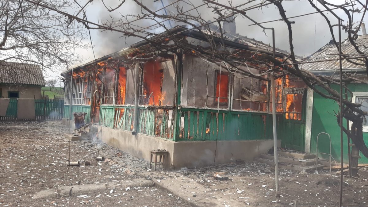 O femeie din comuna Românești a murit carbonizată după ce casa i-a luat foc – FOTO, VIDEO