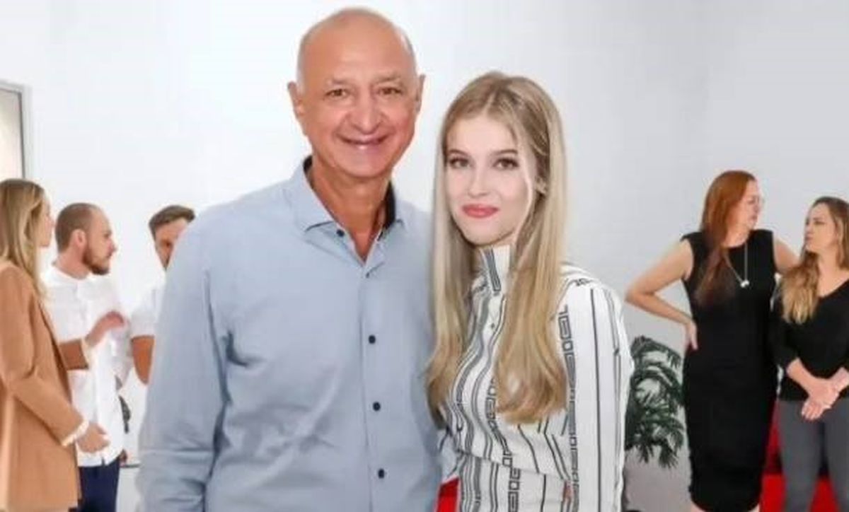 Un primar de 65 de ani s-a căsătorit cu o fată care abia a împlinit 16 ani după ce a angajat-o pe mama ei la primărie