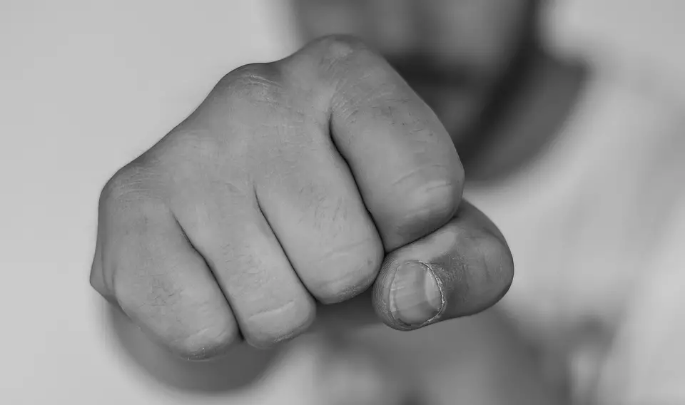 O angajată a primăriei Arad a fost bătută în plină stradă sub ochii a zeci de oameni care nu au intervenit