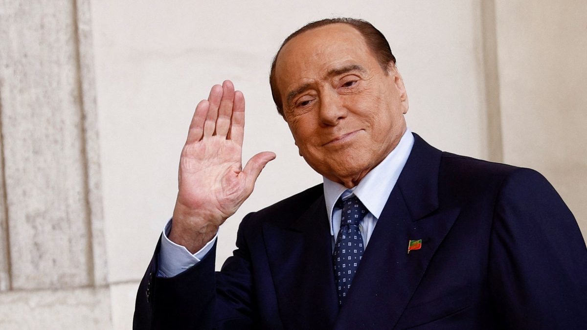 Starea de sănătate a lui Silvio Berlusconi dă semne de ameliorare: „Răspunde bine la tratament, dar se află într-o situaţie dificilă”