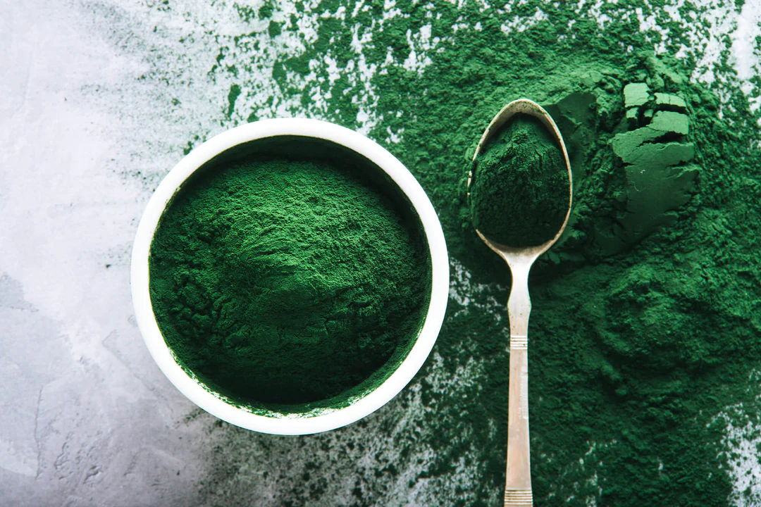 Ce este spirulina și de ce trebuie să o consumi? Beneficii și contraindicații