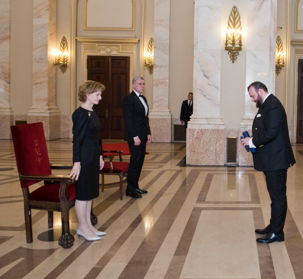 Tenorul Andrei Apreotesei din Iaşi, medaliat de principesa Margareta pentru loialitate – FOTO
