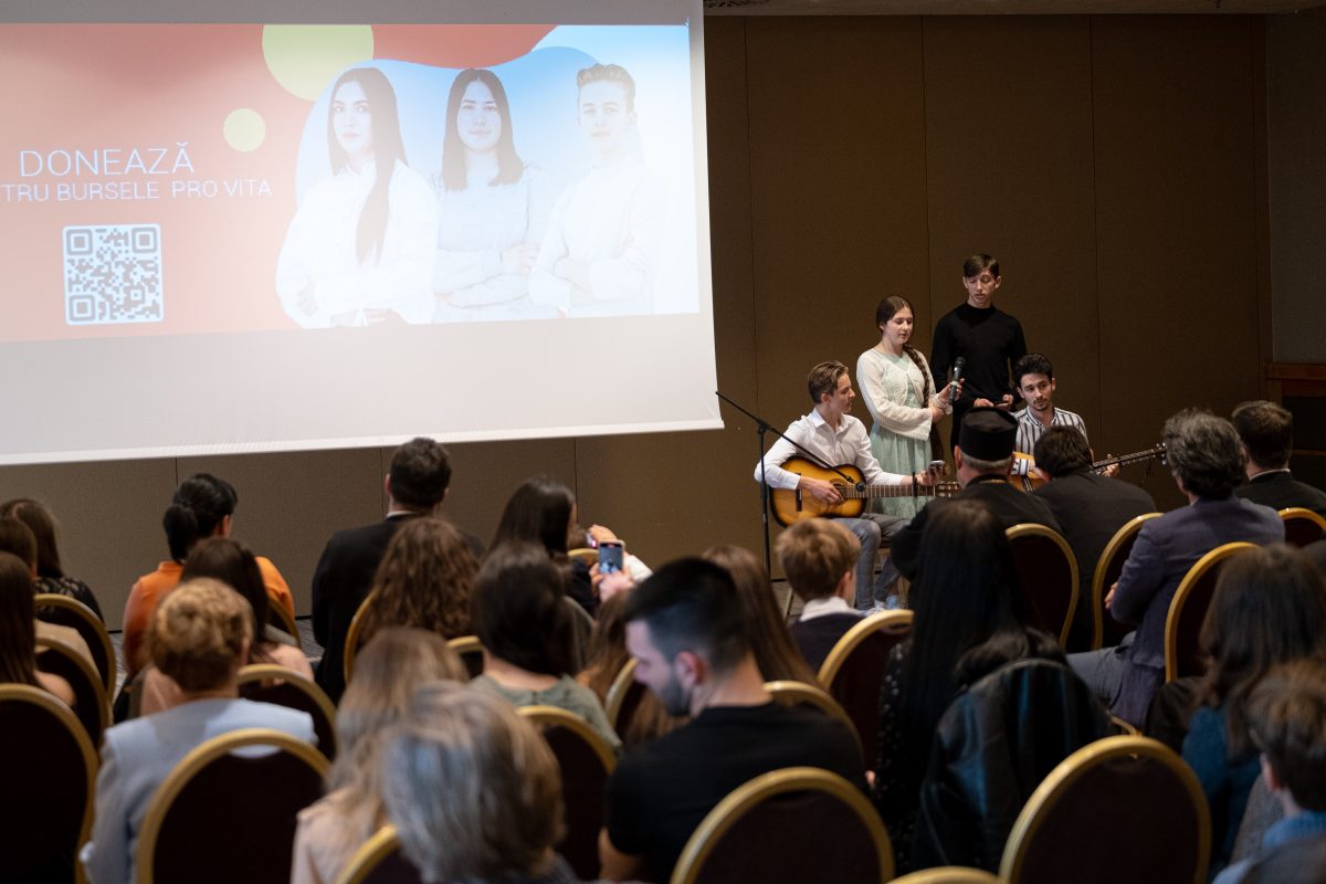 Campanie de strângere de fonduri pentru 100 de copii și tineri excepționali din Iași, Botoșani și Neamț – FOTO