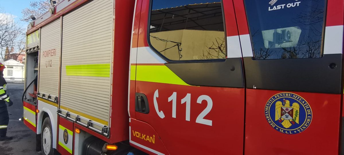 Incendiu la o casă din comuna Vânători. Pompierii intervin
