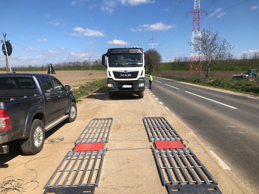 Atenție, șoferi! Se dau amenzi pentru folosirea mijloacelor de transport care depășesc limita de tonaj pe drumurile județene – FOTO