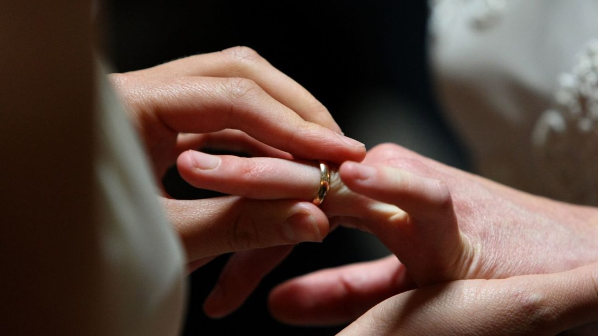 CEDO obligă România să recunoască și să protejeze familiile formate din persoane de același sex