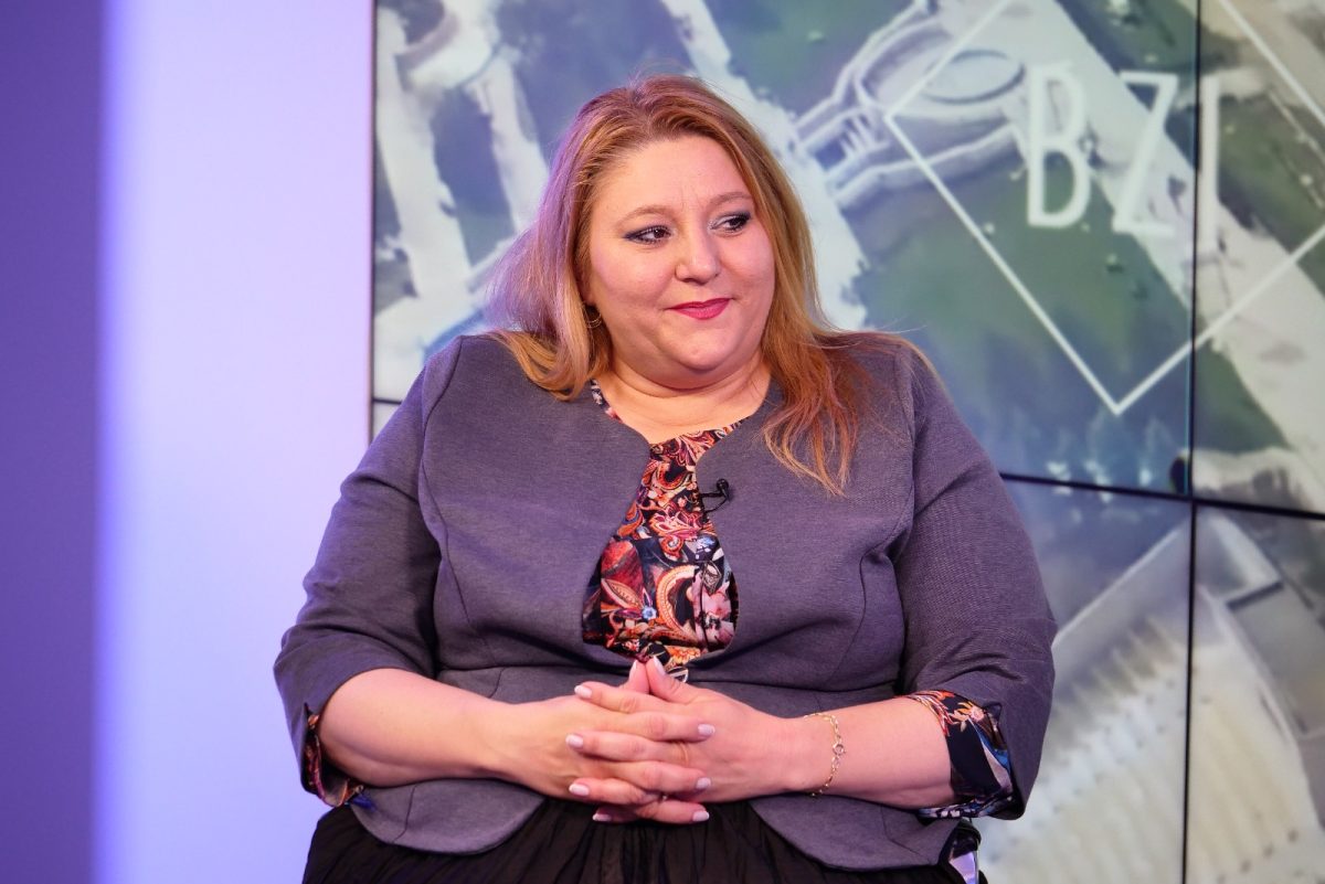 Injurii la adresa Dianei Șoșoacă, după ce a vrut să spună poporului român adevărul despre pensiile speciale: „Sunt considerată inamicul nr.1 al României. S-au votat trei legi împotriva mea”