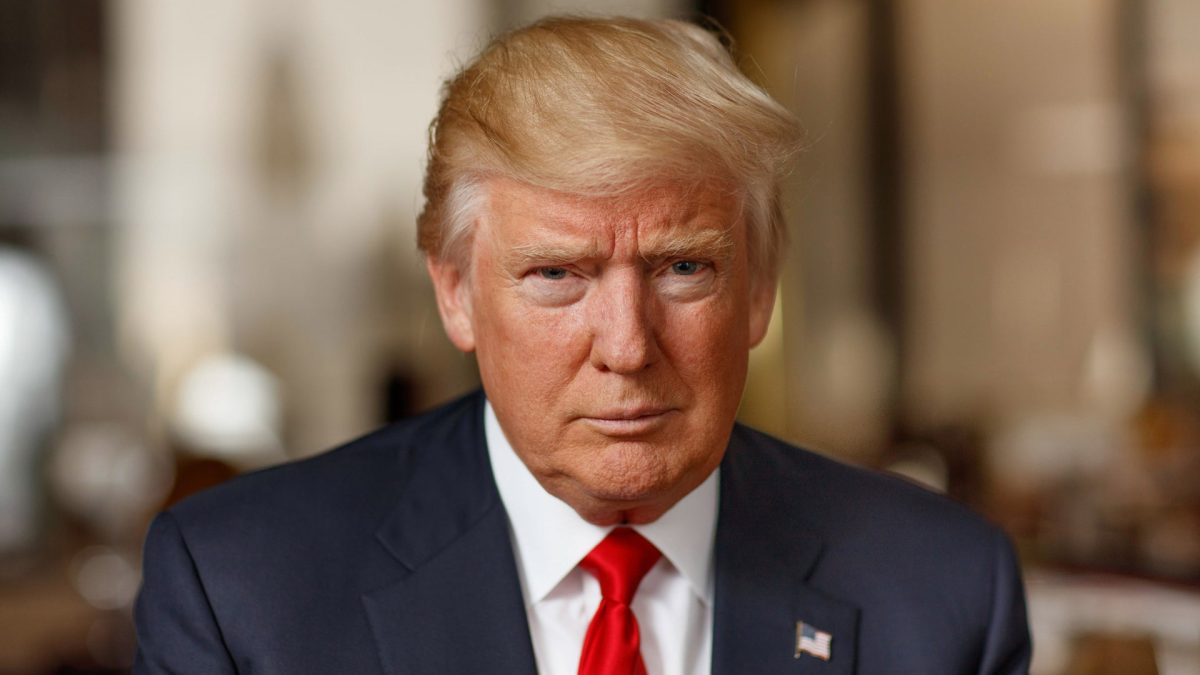 ​Donald Trump ținea documente secrete pe birou și le arăta celor care veneau în vizită