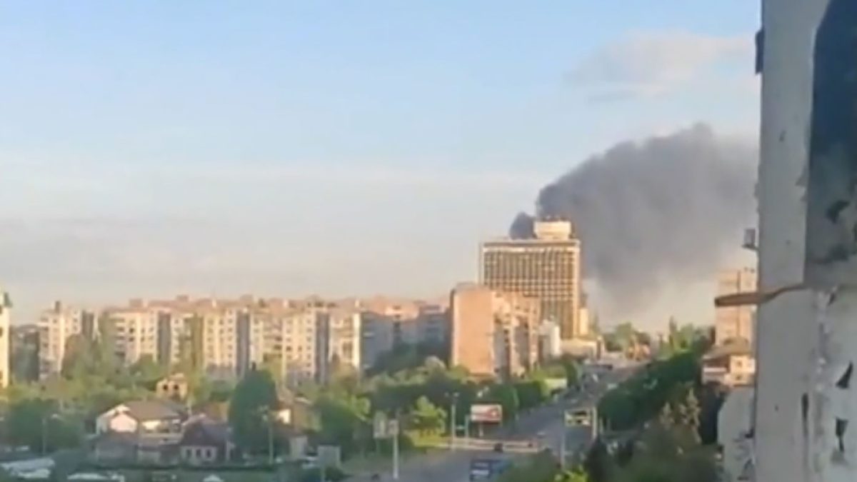 Exploziile au zguduit orașul Luhansk din estul Ucrainei, care este ocupat de forțele ruse