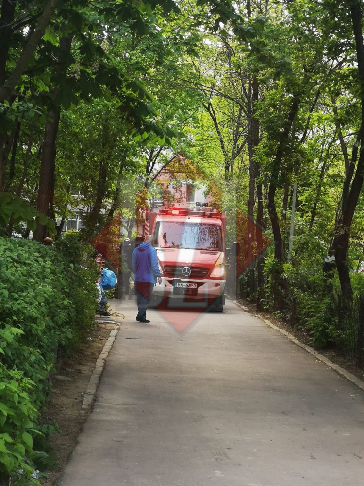 Incendiu în municipiul Iași. Pompierii intervin la un apartament din Mircea Cel Bătrân – FOTO