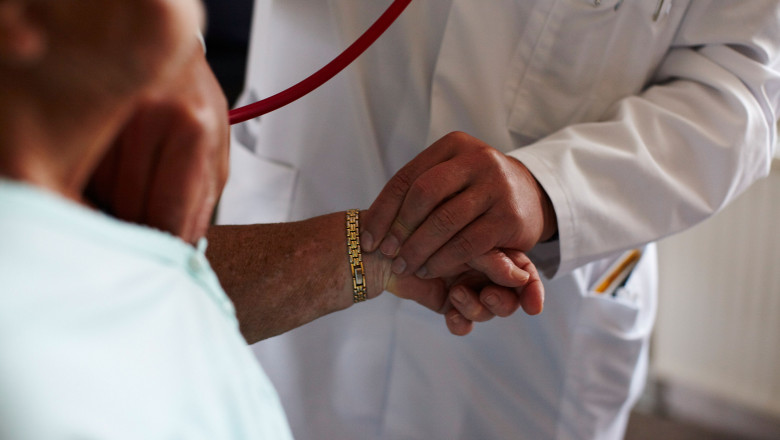 Sindicaliștii din sănătate avertizează Guvernul că impozitarea progresivă i-ar descuraja pe medici să facă gărzi