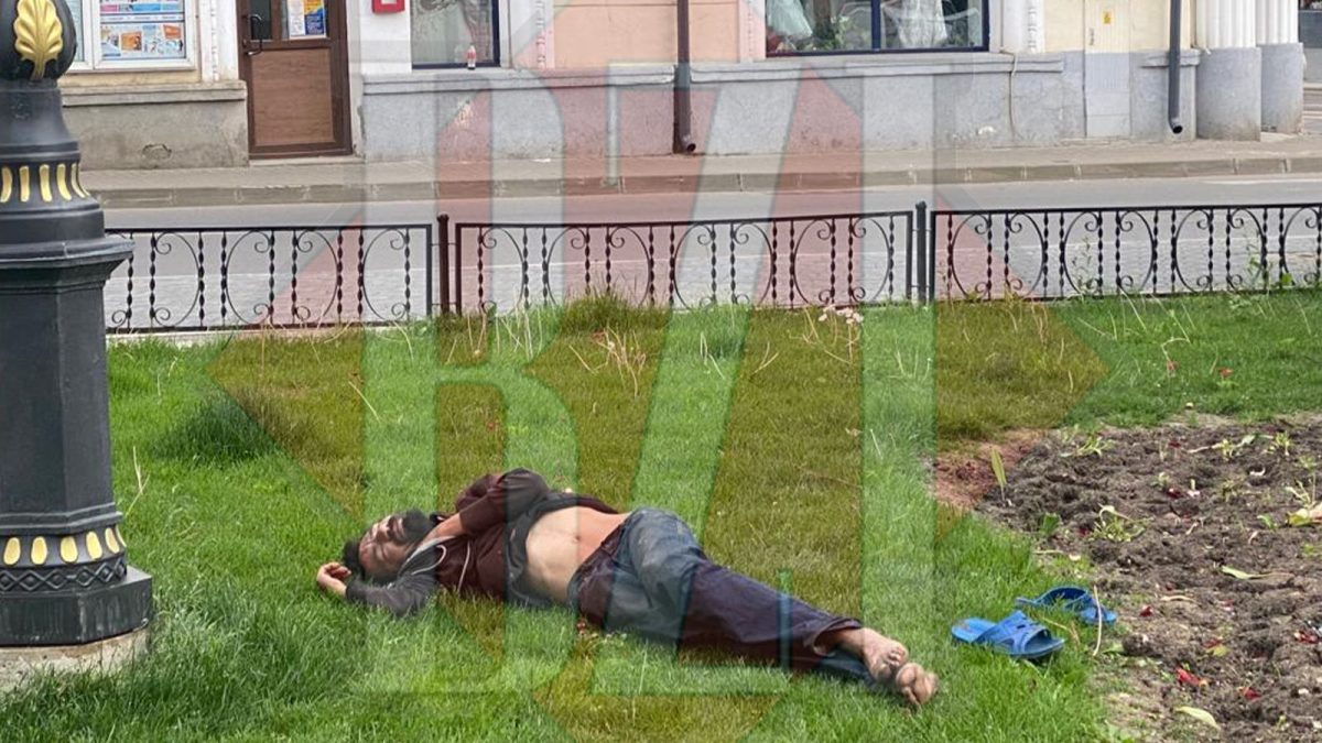 Cazare pe iarbă, în centrul Iașului! Un om al străzii s-a oprit să tragă un pui de somn în fața Stării Civile