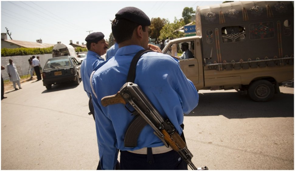 Nu e de glumă cu blasfemia în Pakistan. Un bărbat a fost linșat de mulțime, sub privirile neputincioase ale polițiștilor