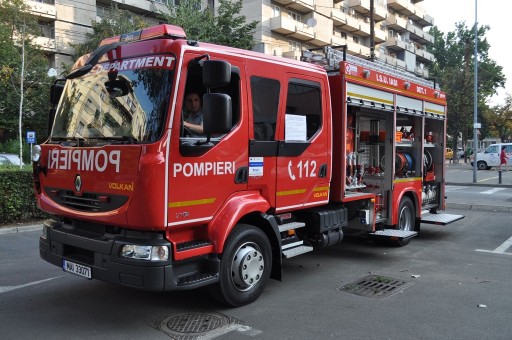 Incendiu produs într-o hală, service auto, municipiul Iași. Intervin pompierii
