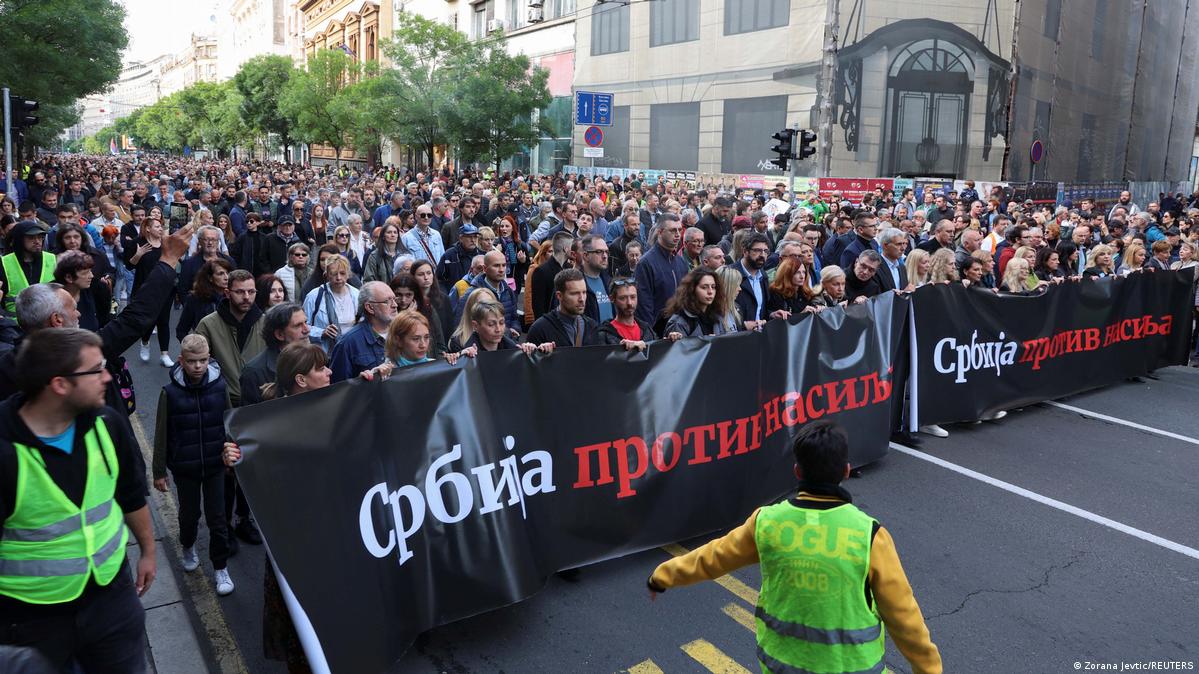 Populația din Serbia îl acuză pe președintele Aleksandar Vucic că menține o atmosferă de violență în țară