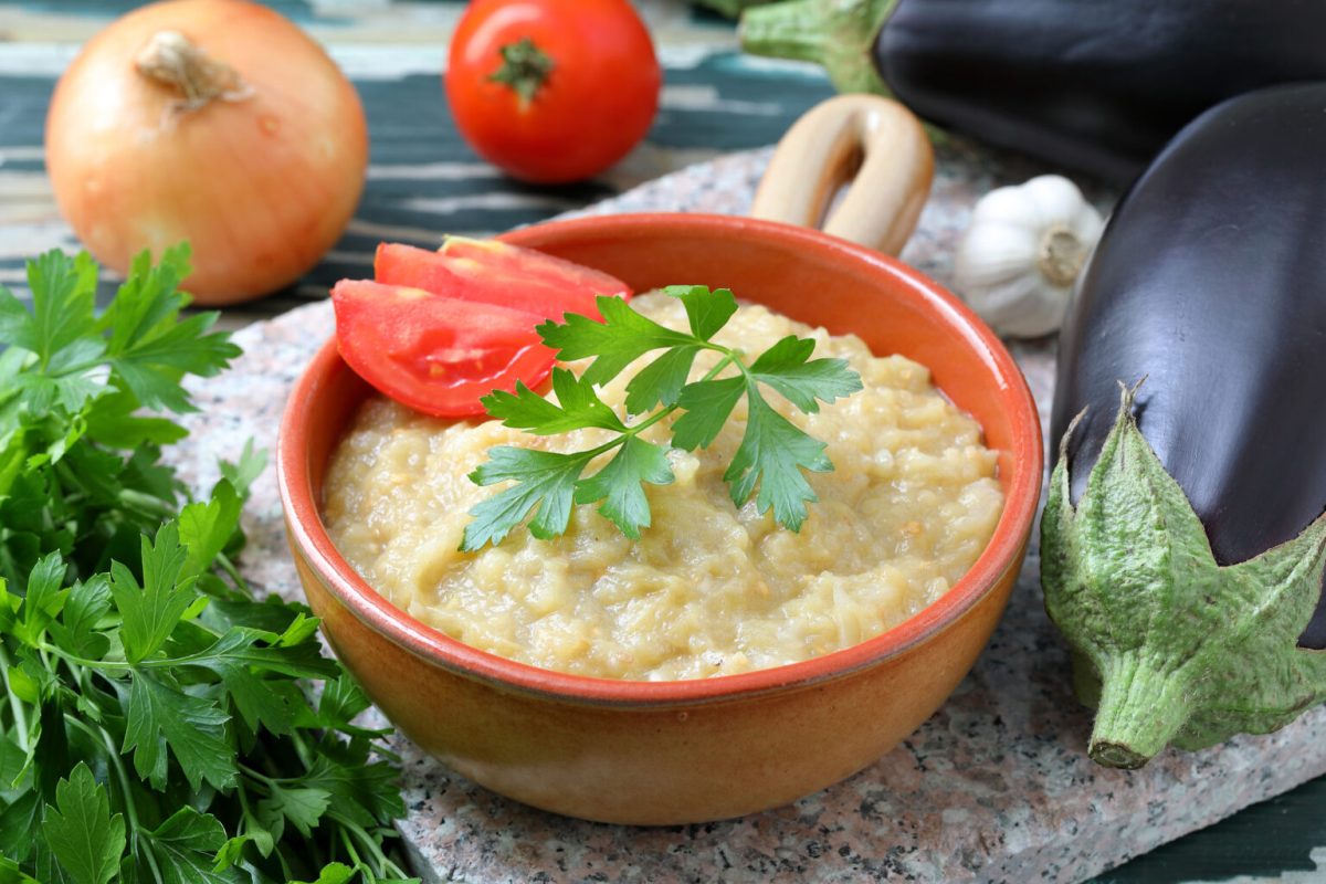 Salată de vinete fără maioneză. O gustare delicioasă și sănătoasă potrivită în orice dietă
