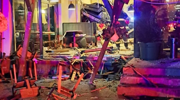 Un șofer de 19 ani a intrat cu mașina într-un restaurant din Cluj. Doi bărbați, duși la spital