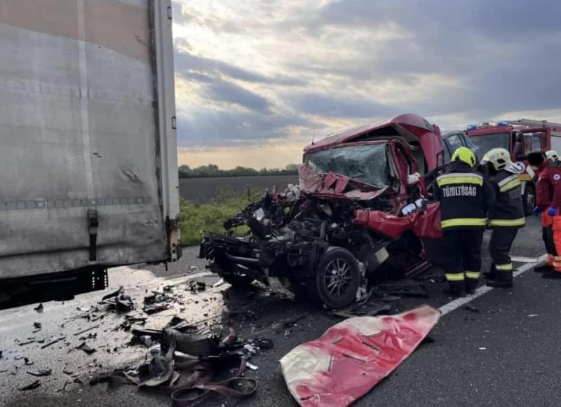 Un șofer român de TIR a murit strivit în cabina autoutilitarei pe care o conducea pe autostradă în Ungaria