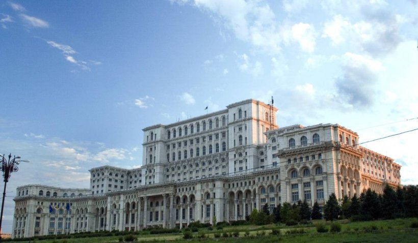 O tânără care venise la un interviu de angajare în Parlamentul României a fost prinsă cu droguri la intrare 