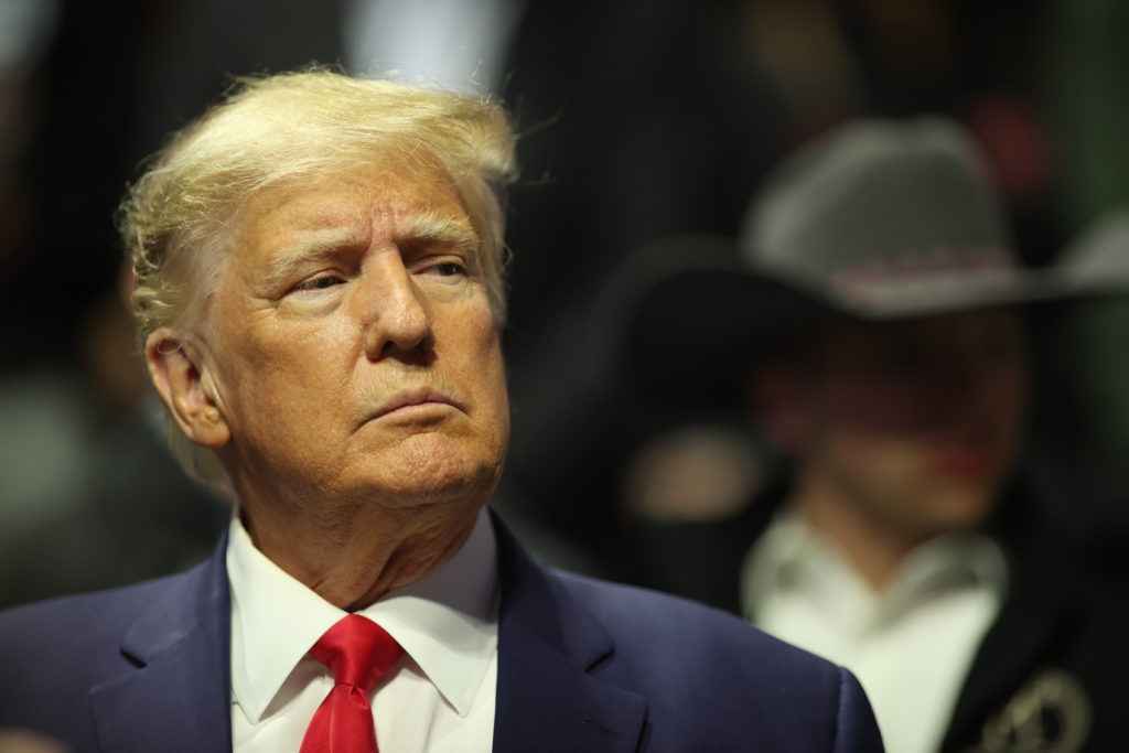 Fostul președinte Donald Trump s-a predat autorităților federale și a fost arestat la Miami