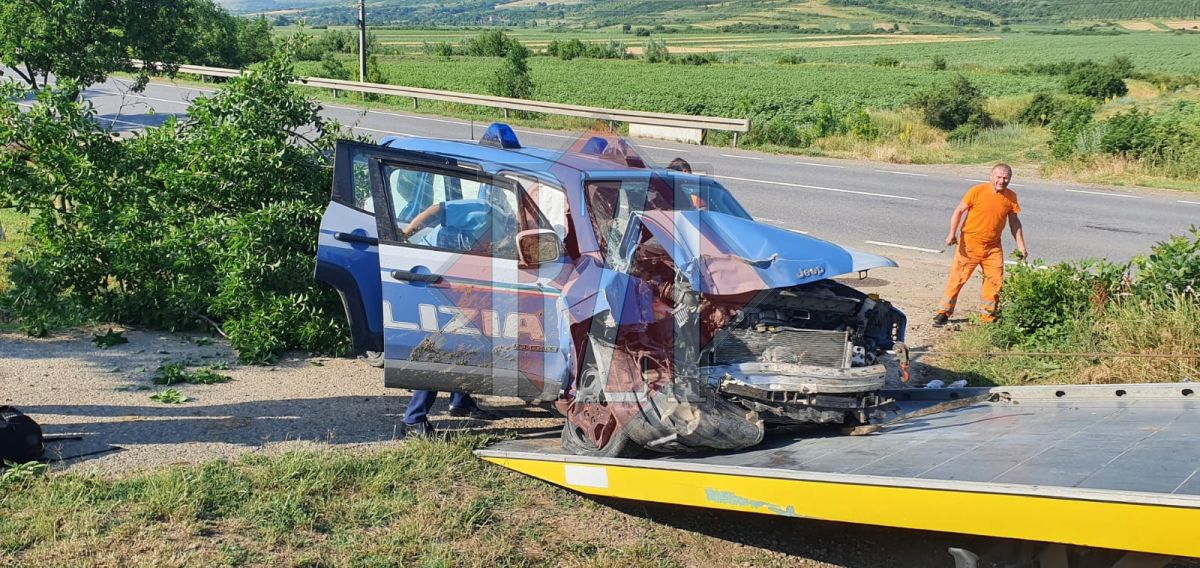 Imagini! O maşină de poliţie italiană s-a răsturnat la Schitu Duca! Doi poliţişti au fost răniţi după impact (Exclusiv)