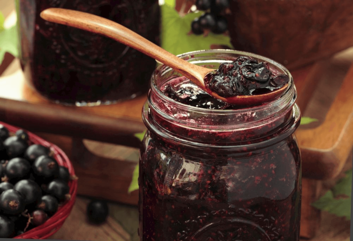 Dulceață de coacăze negre. Rețeta simplă și gustoasă a bunicii