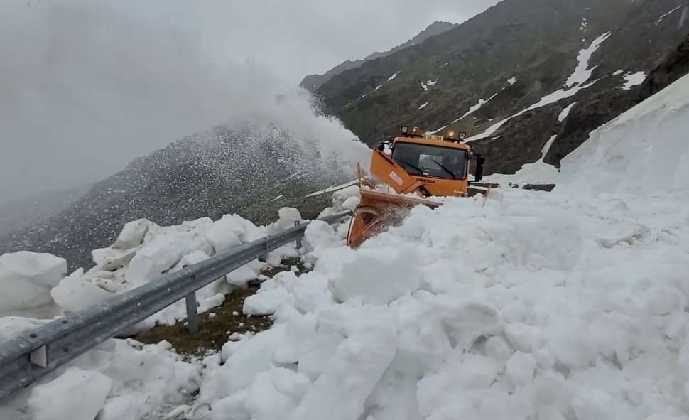 Imagini spectaculoase cu deszăpezirea de pe Transfăgărășan în prima zi de vară. Când se va deschide drumul