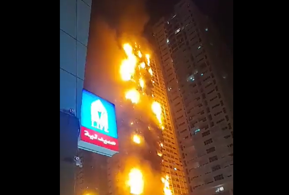 Un bloc turn arde ca o torță în Emiratele Arabe Unite – VIDEO