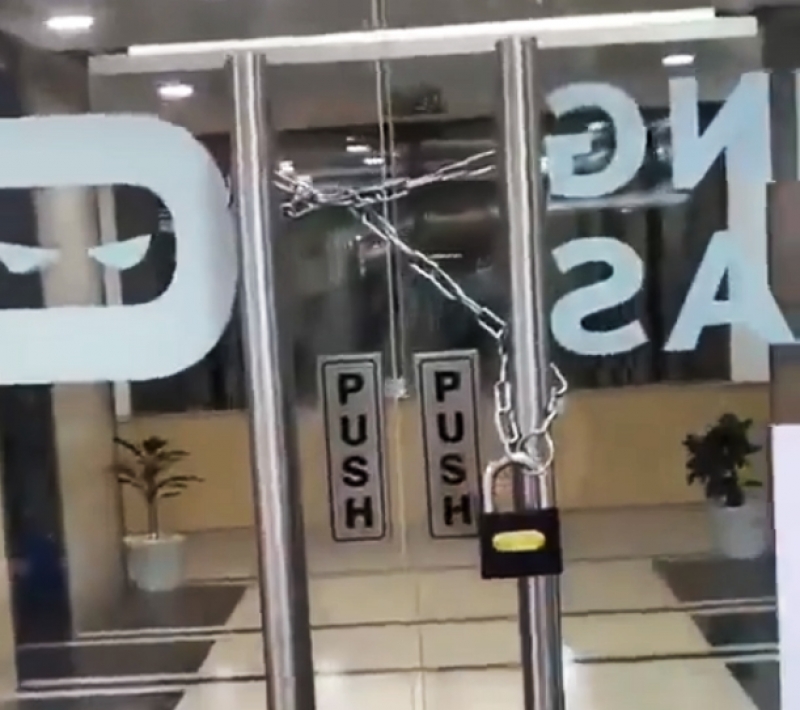 Un director de la o companie IT din India a ordonat să fie puse lanțuri pe ușa clădirii de birouri. Motivul? De neînchipuit – VIDEO