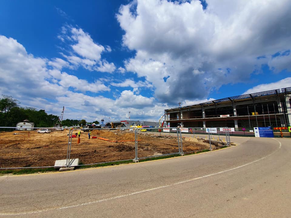Lucrările la parcarea din fața terminalelor T3 și T4 de la Aeroportul Iași au ajuns la stadiul de 30%