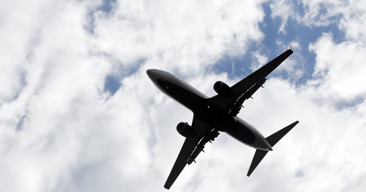 Un bărbat a fost sedat, după ce a făcut un scandal uriaș în avion. Consumase niște jeleuri înainte de decolare