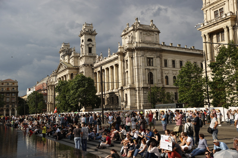 Profesorii din Ungaria au ieșit în stradă. Cadrele didactice cer salarii mai mari și-l critică pe Viktor Orban – FOTO