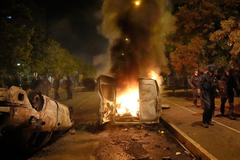 Proteste extrem de violente în Franța, după ce polițiștii au ucis un tânăr – VIDEO