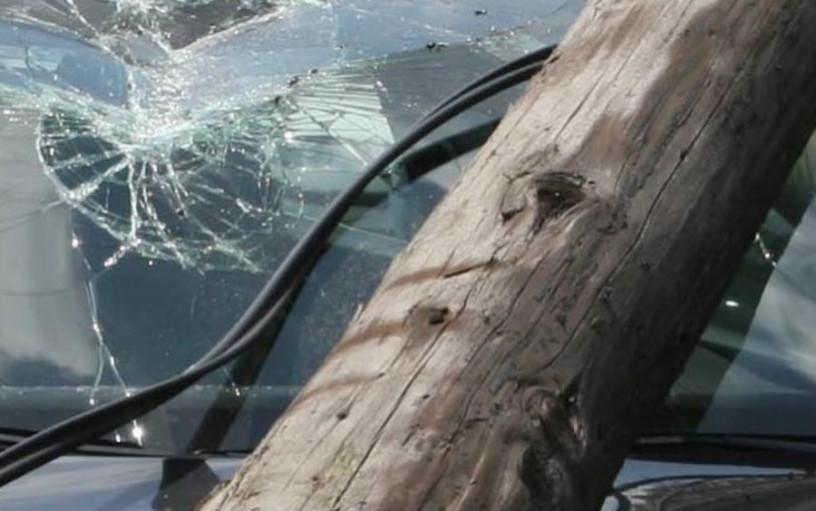Avarie în Valea Lupului. Un stâlp de lemn a căzut peste un autoturism