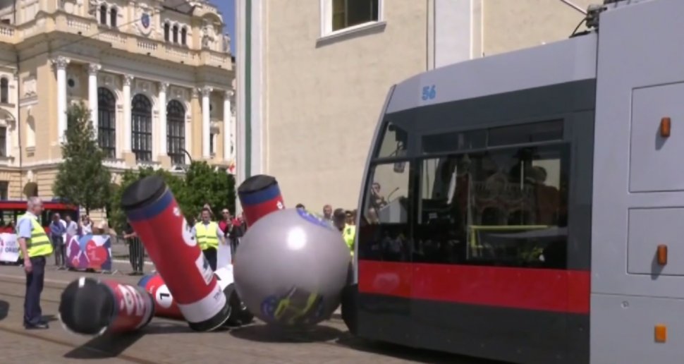 Competiție pe șine la Oradea. S-a jucat bowling şi biliard cu tramvaie