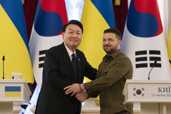 Yoon Suk Yeol promite Ucrainei o creştere amplă a ajutorului umanitar şi militar neletal