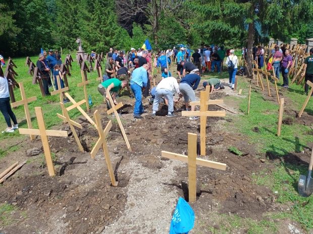 Patrioți români au amplasat 150 de cruci în cimitirul eroilor din Valea Uzului, după înlăturarea celor 50 de cruci anterioare
